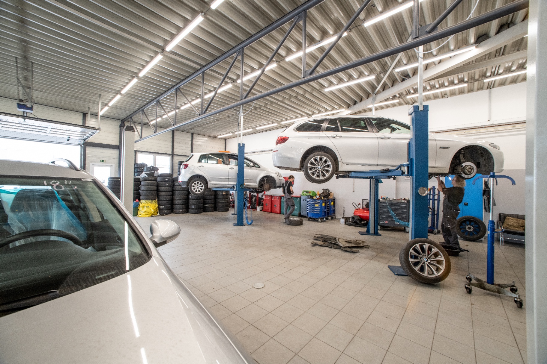 Široký pohled do moderní dílny Autoservis DAN A SYN